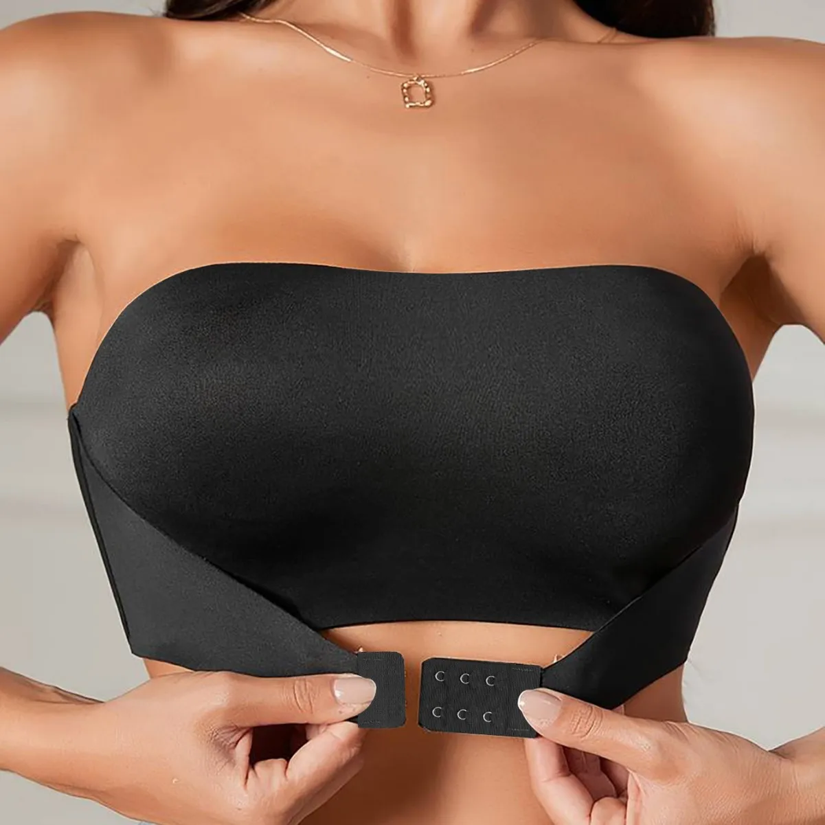 

Сексуальный бесшовный топ с пуговицами спереди, чтобы предотвратить экспозицию, тонкий стиль, собранная на груди и красивое нижнее белье сзади для женщин.