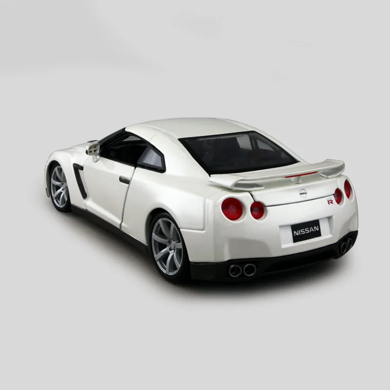 Hot selling new 1:18 Nissan GTR simulation alloy car model boy birthday gift collectible ornament