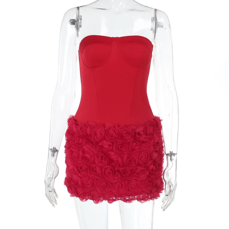 Una nuova gonna corta con una trama floreale sexy e tridimensionale e un abito senza spalline nella primavera in Europa e America