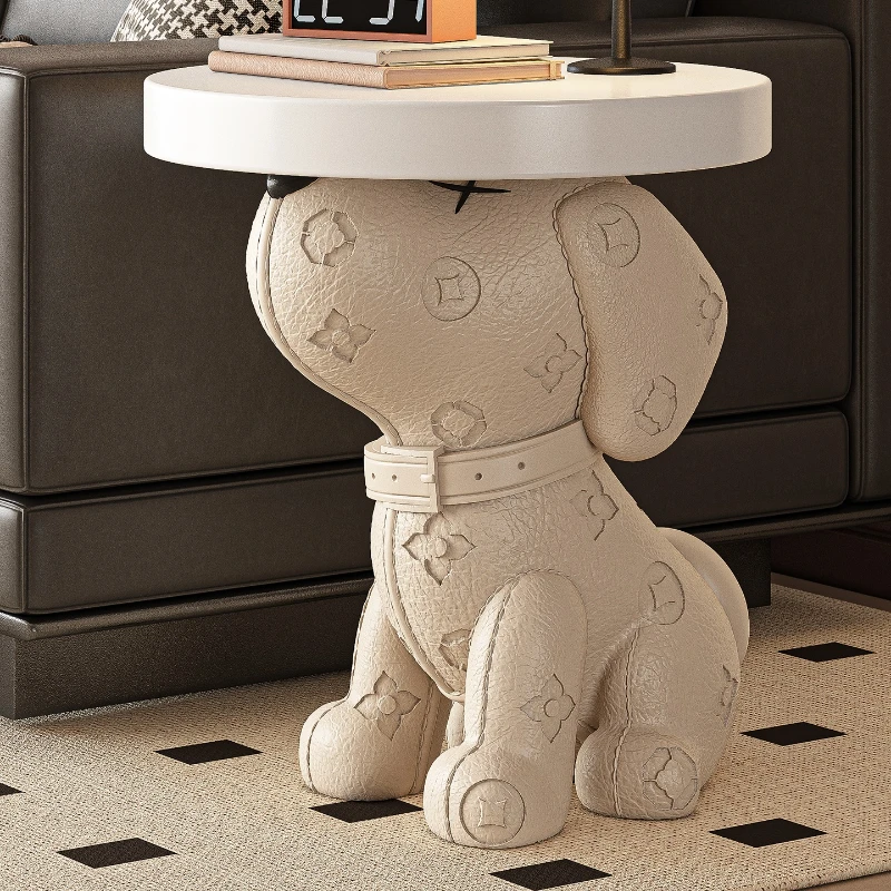 

Living room floor-to-ceiling ornaments, a few coffee table decorations next to the small apartment sofa, can be moved to a new