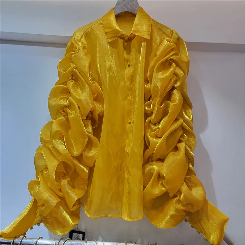 بلوزة شفافة من شين اللؤلؤ بأكمام منتفخة ذات طبقات. يقدم مظهرًا أنيقًا ومثاليًا للعمل أو المناسبات الخاصة. #3