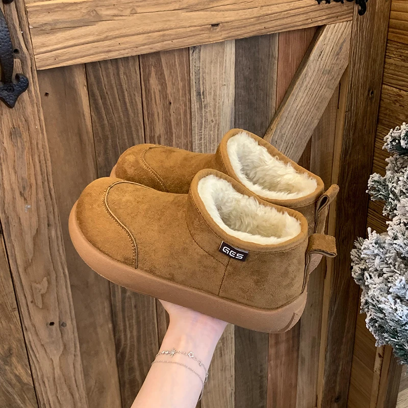 Thick-soled retro one-piece snow boots with velcro fastening, new winter style for 2026. Warm cotton shoes.