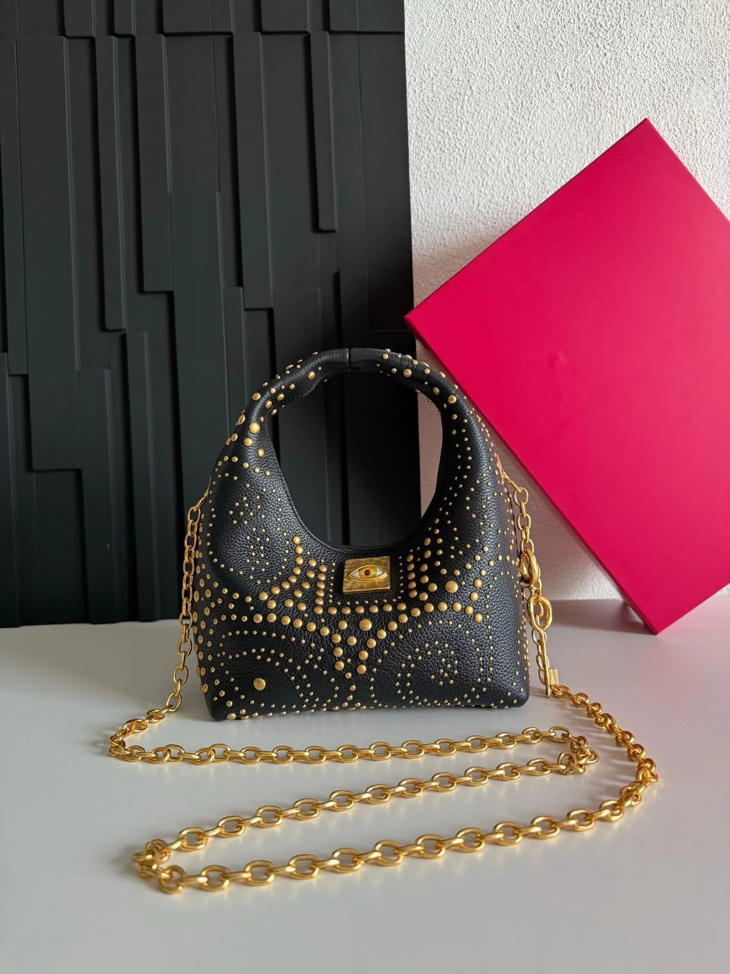 

Designer Lock hole striped chain handbag crossbody bag imported cowhide handbag Rivet inlaid high-end handbag