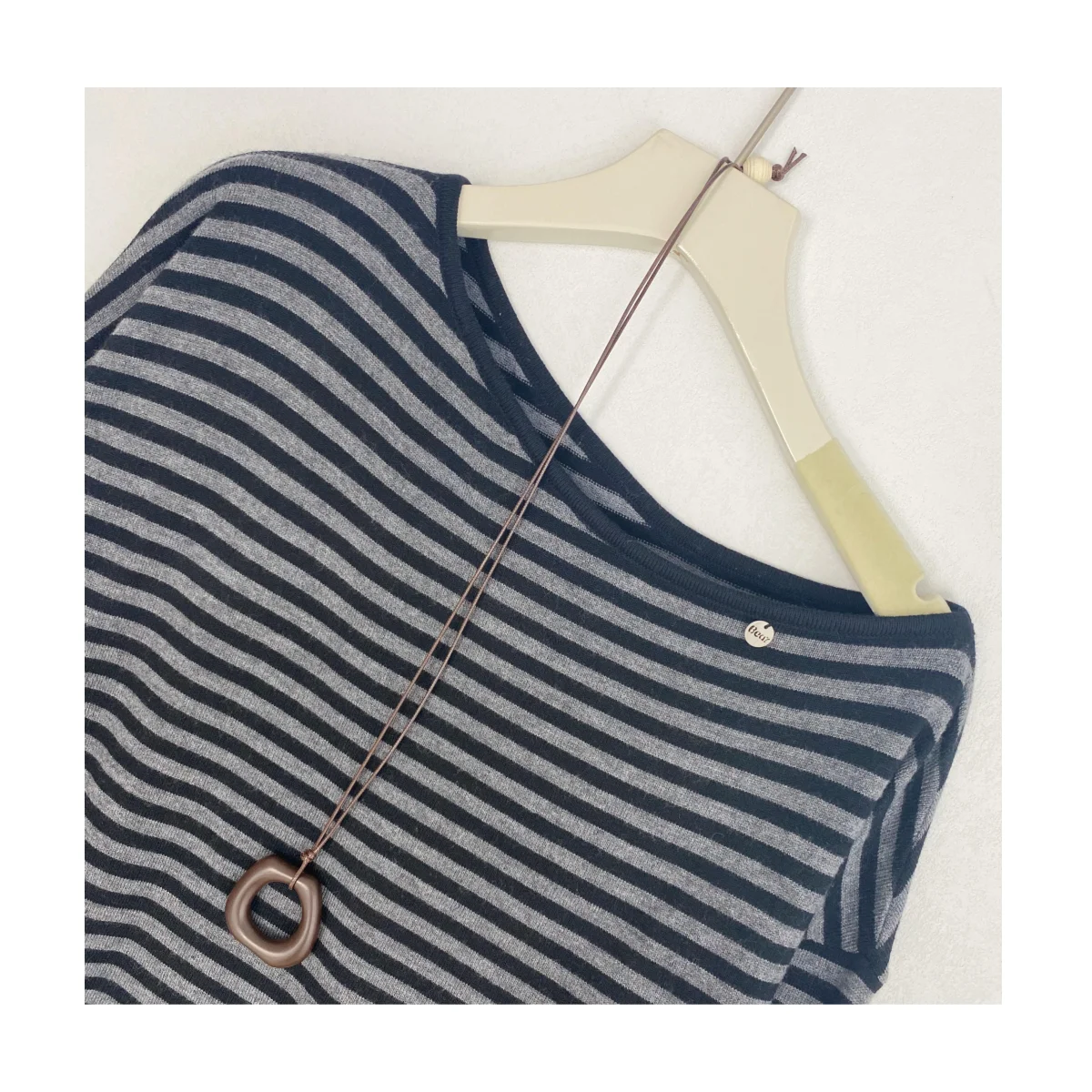 ストライプ柄の女性のプルオーバーセーターエレガントなヴィンテージ傾斜肩襟ニットトップス秋プルオーバー韓国長袖ジャンパー