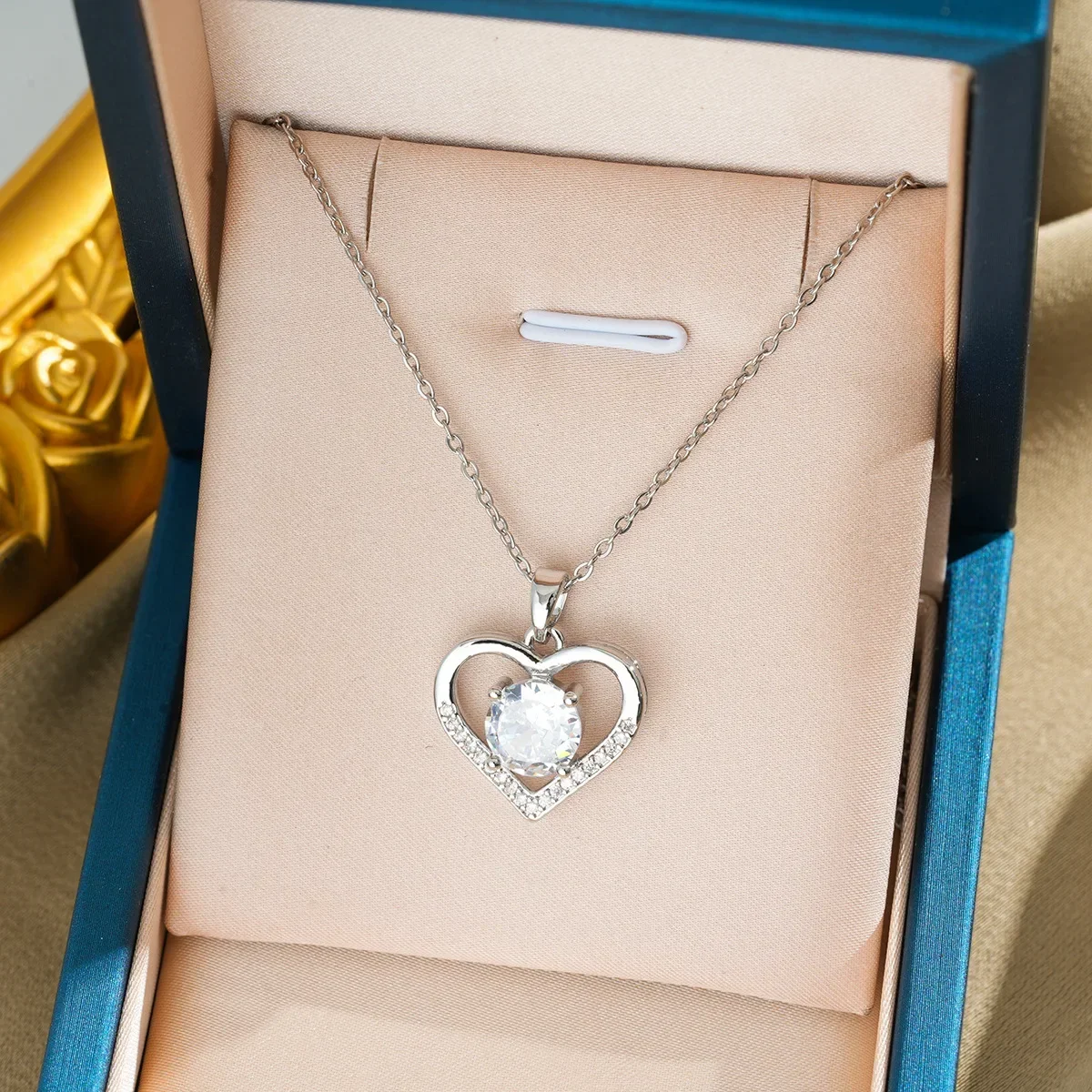 Эта ожерелье из титановой стали в форме сердца – это универсальный и высококачественный выбор для женщин летом, комплект с цирконом.