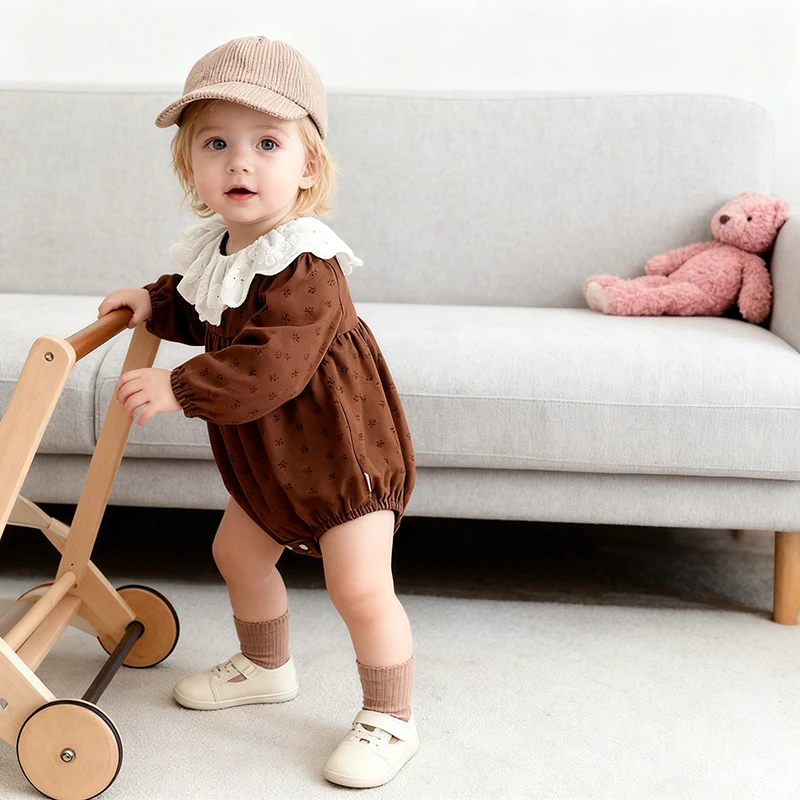 جديد ربيع 2026 بدلة قفز للفتيات الصغيرات بأكمام طويلة من القطن مطبوعة لحديثي الولادة بدلة بناتي بطية صدر السترة 0-24 متر بدلة أطفال