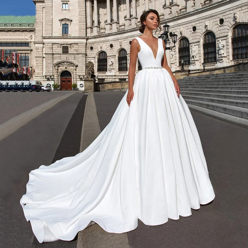 Satin Ball Gown Wedding Dress 2021 Beaded V-neck Sleeveless Backless Luxury Princess Bride Custom Made Measuers Robe De Mariee