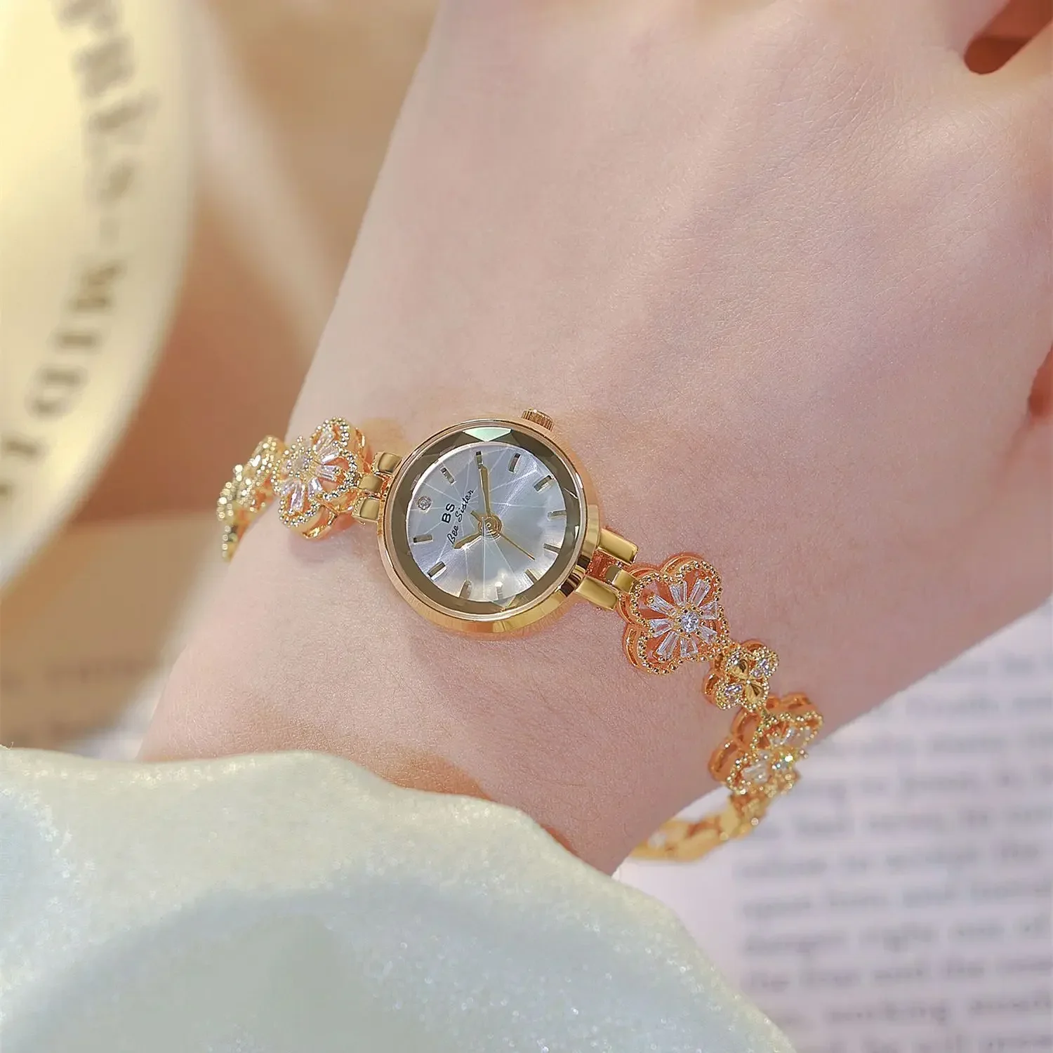 New hot-selling watch chain list lucky zircon women's watch four-leaf clover