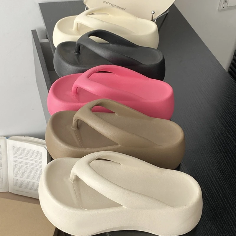 

Новые легкие и модные женские шлепанцы на толстой подошве, высоким каблуком из ЭВА и мягкой подошвой для отдыха на пляже.