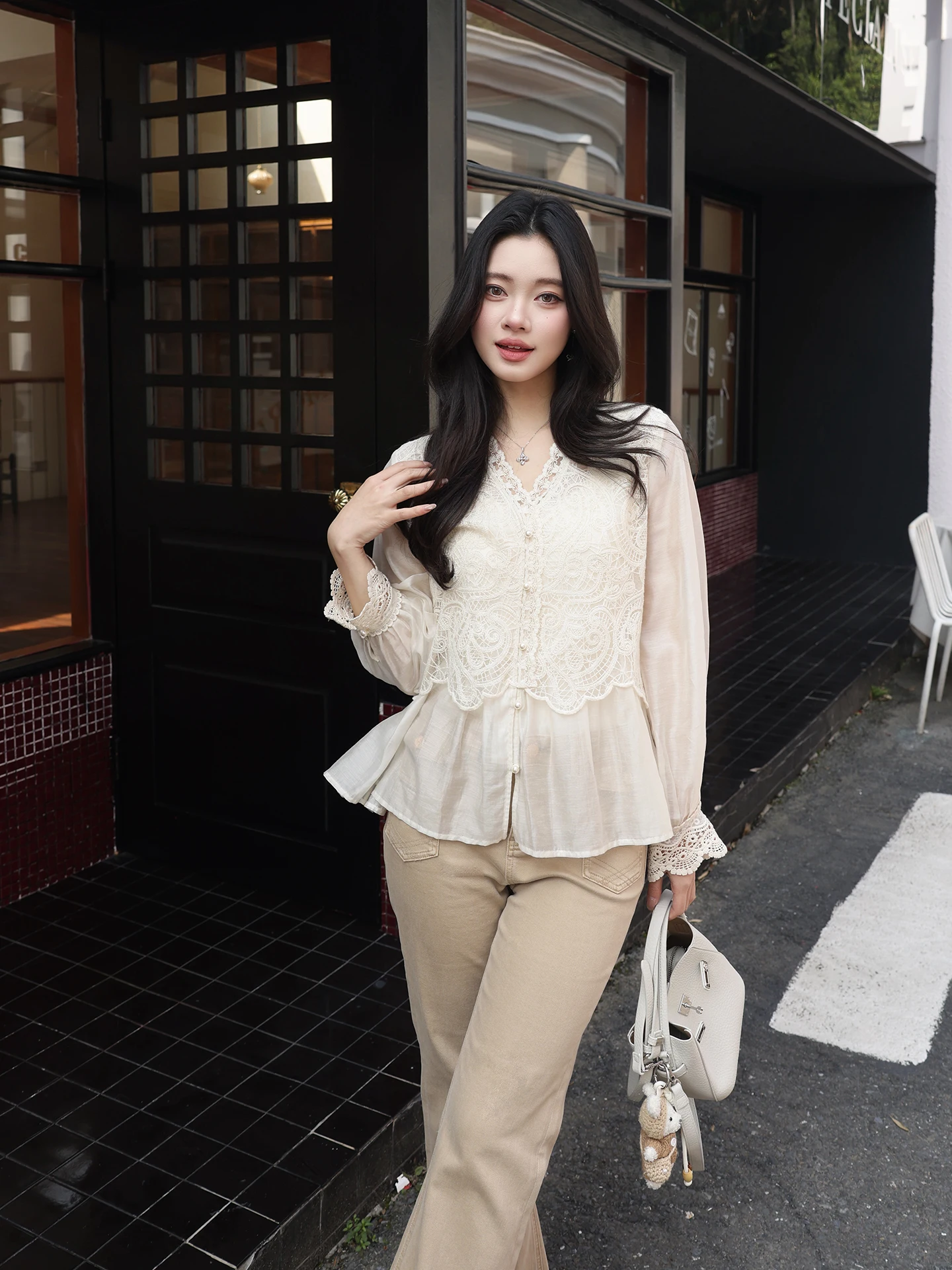 

Faionable Linen irt with nut Flower Embroidery Ele Feel Spring 2026 New Arrival Casual Loose Fit Women's irt