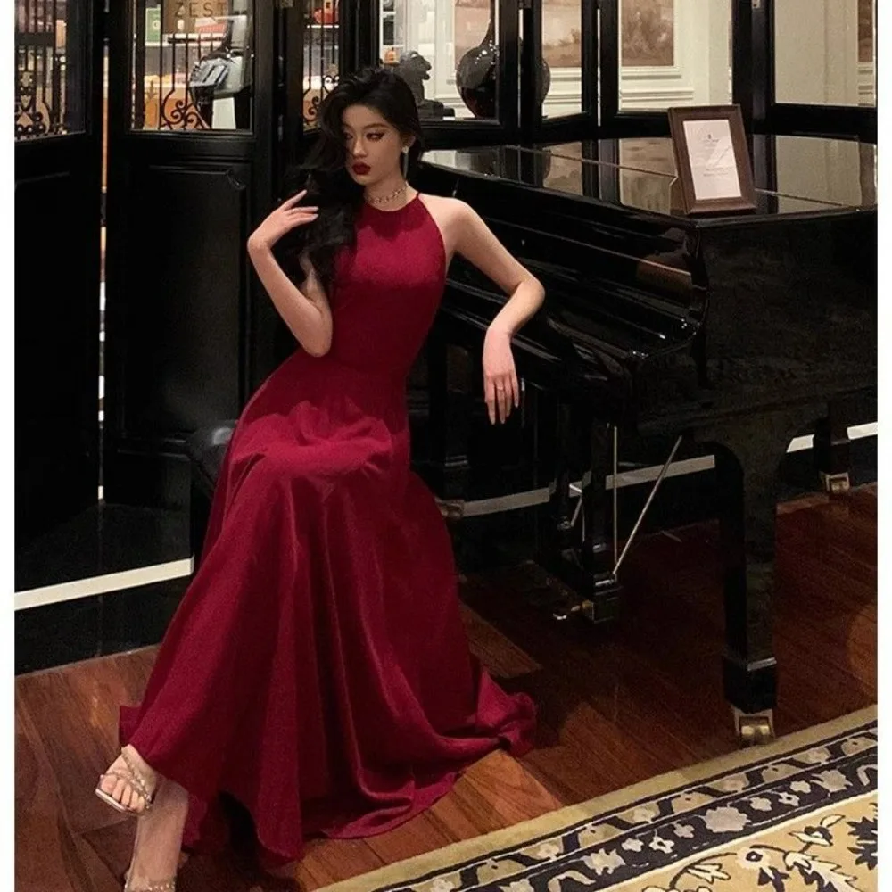 Crimson Elegance Kleid Neckholder Rotes, figurbetontes Maxikleid im französischen Hongkong-Stil Abend Glamour Retro Sirene Ästhetik