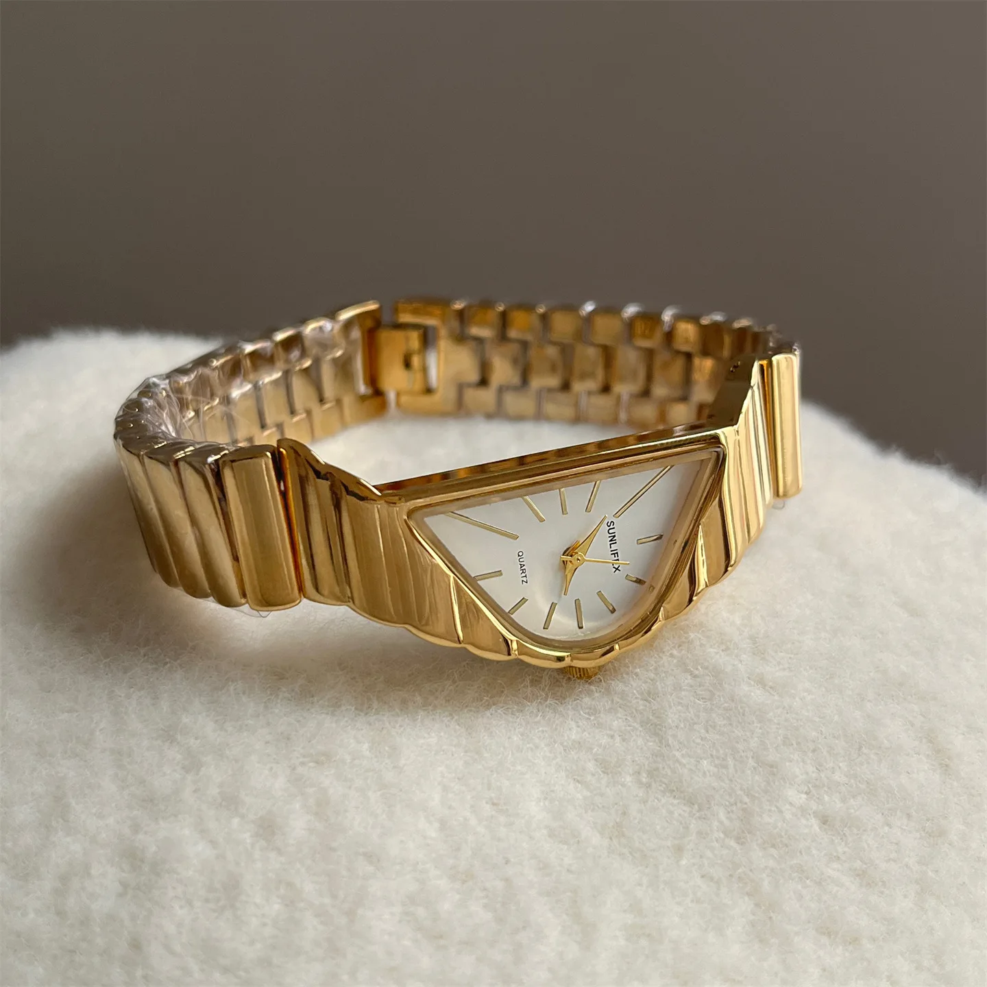 Unique Design, Luxurious And Fashionable Quartz Watch For Women; A Distinctive Timepiece, A Stylish And Luxurious Women'S Watch.