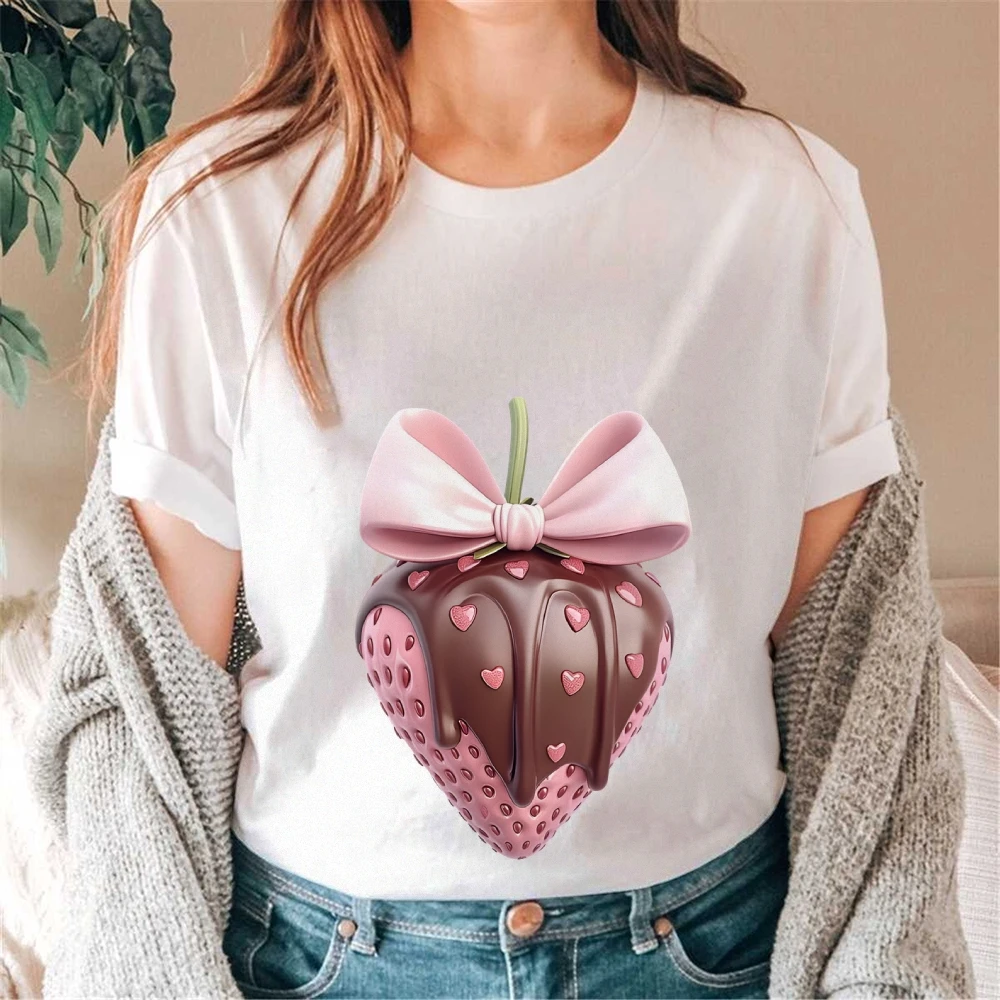 

Шоколадная клубника с бантиком и принтом Sweet Indulgent and Romantic Y2k Графическая футболка из мягкой ткани для повседневных видов с тематикой десерта