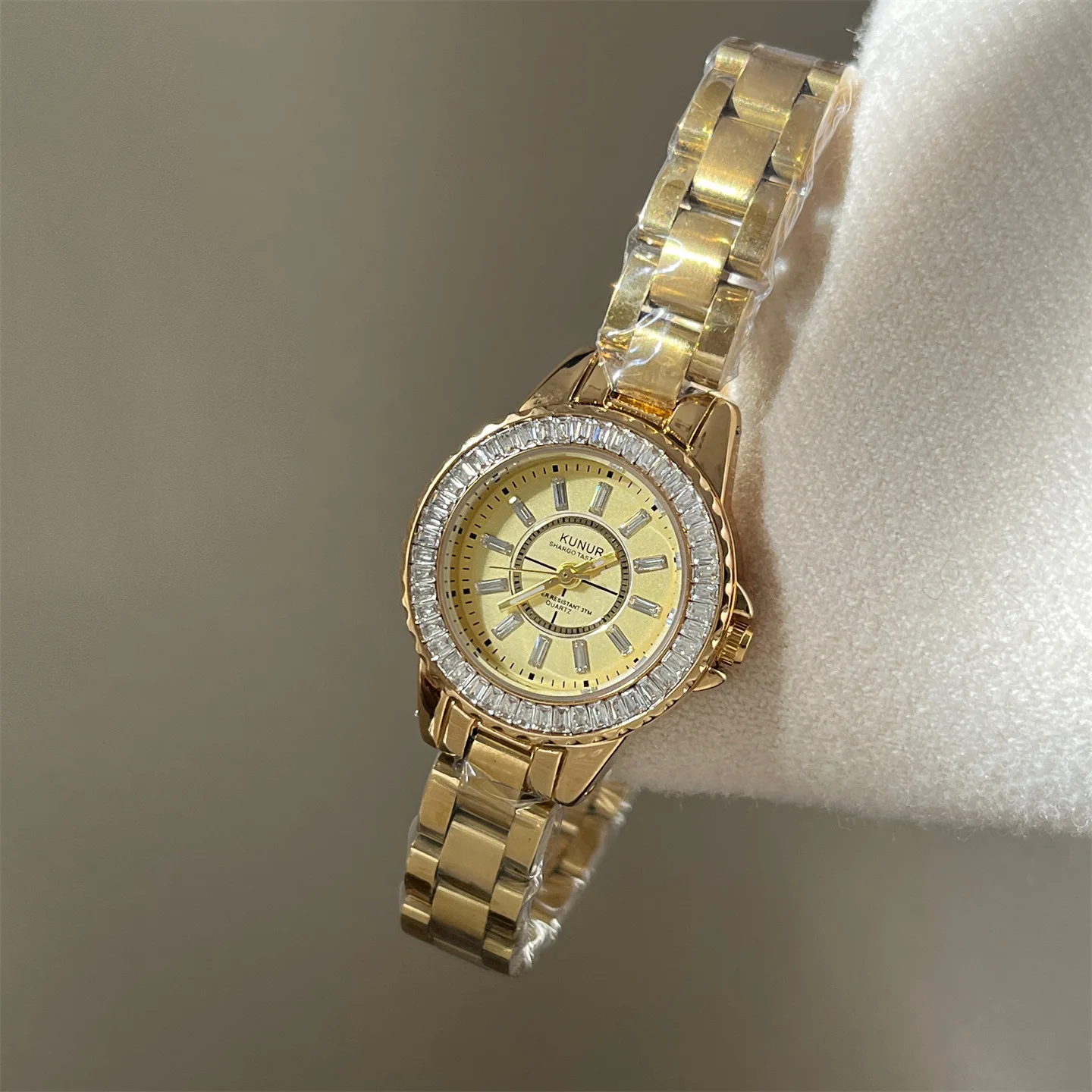 Montre pour femme avec bracelet rond en acier exquis avec petit cadran, sélection de montres et d'accessoires à la mode et haut de gamme.