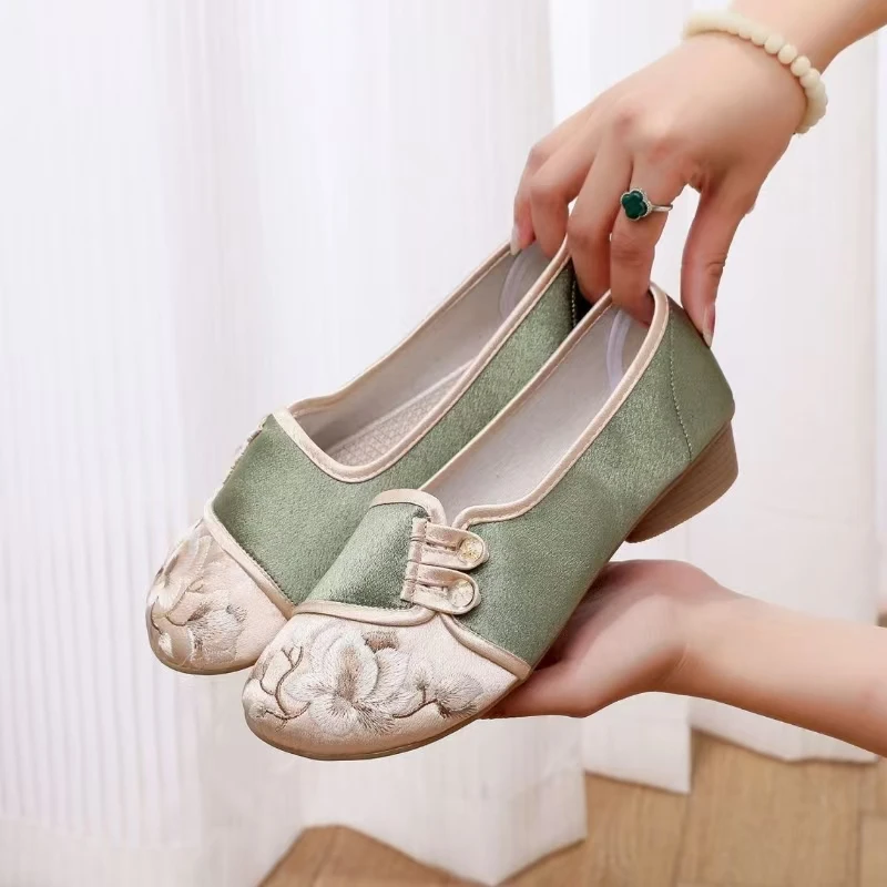 

Women's Low Heel Silk Embroidered Shoes Spring Autumn New Round Toe Soft Sole Shallow Slip On Ethnic Style Cheongsam Shoes