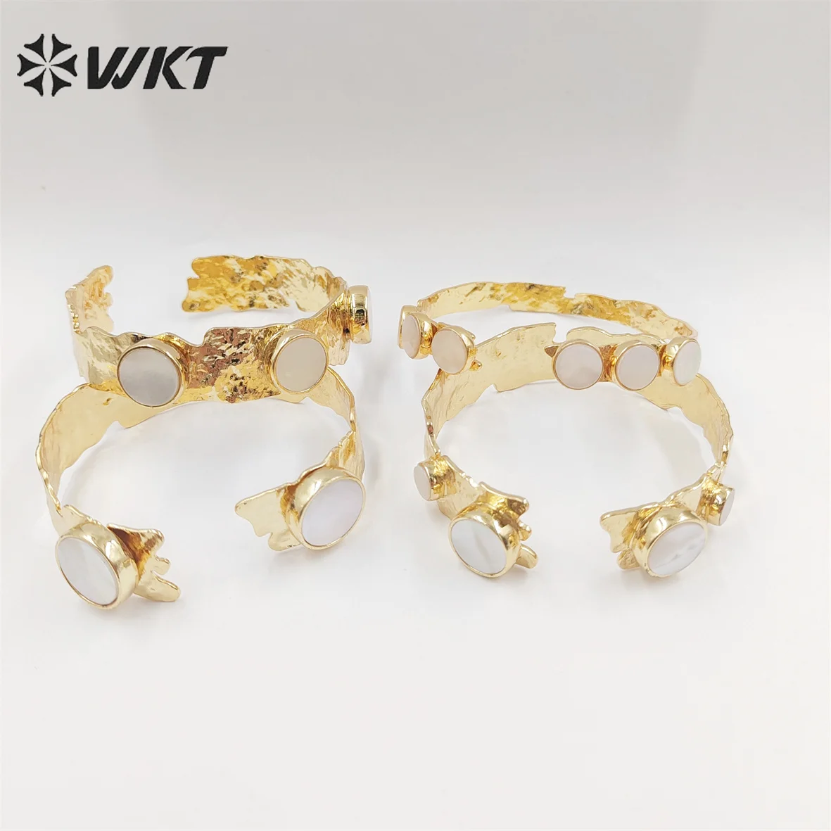 

WT-MPB074 Wholesale Fashion Gold Double Bezel Shell Setting Bangle Women 18k Real Gold Resist Tarnishable Jewelry