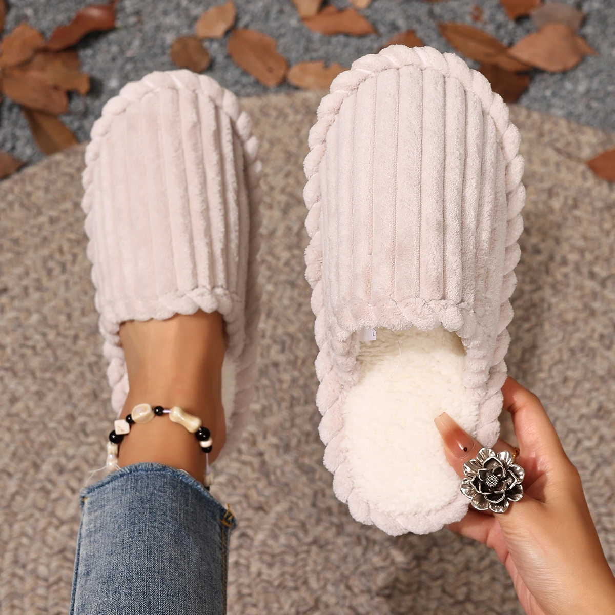 

2025 Winter Women Warm Fashion Home Slippers Plush Designer Shoes Women Comfortable Anti-slip Lightweight Slippers Slides Women