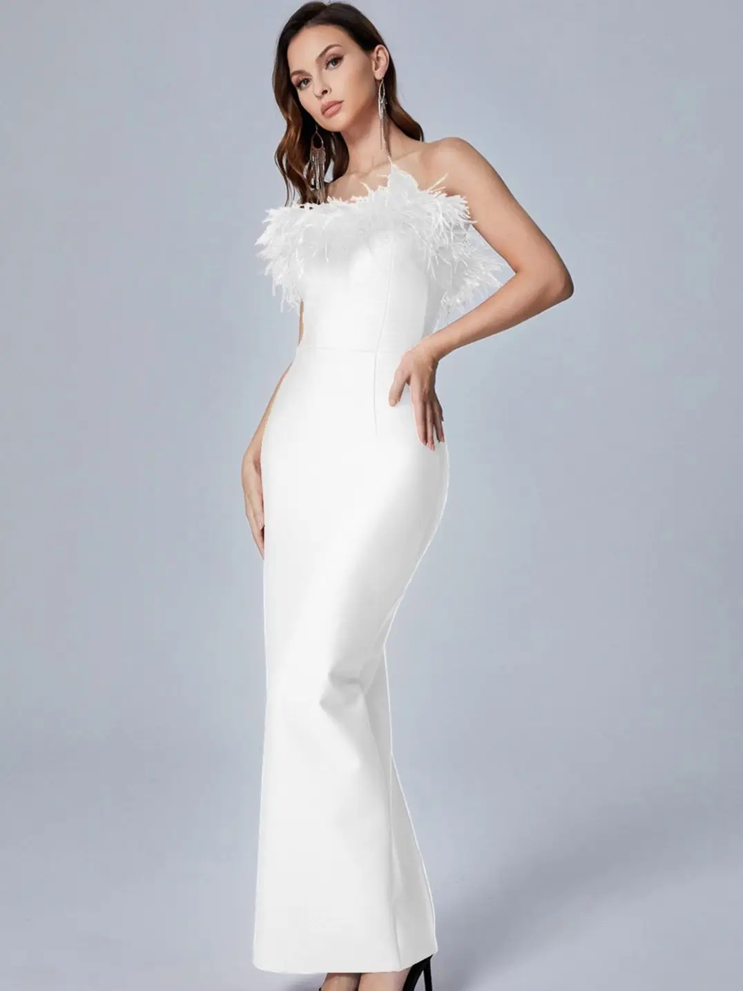 فستان حفلات مسائية عالي الجودة من الريش الأبيض للنساء لصيف 2025 وشوكة مفتوحة وأشرطة سوداء بدون ظهر