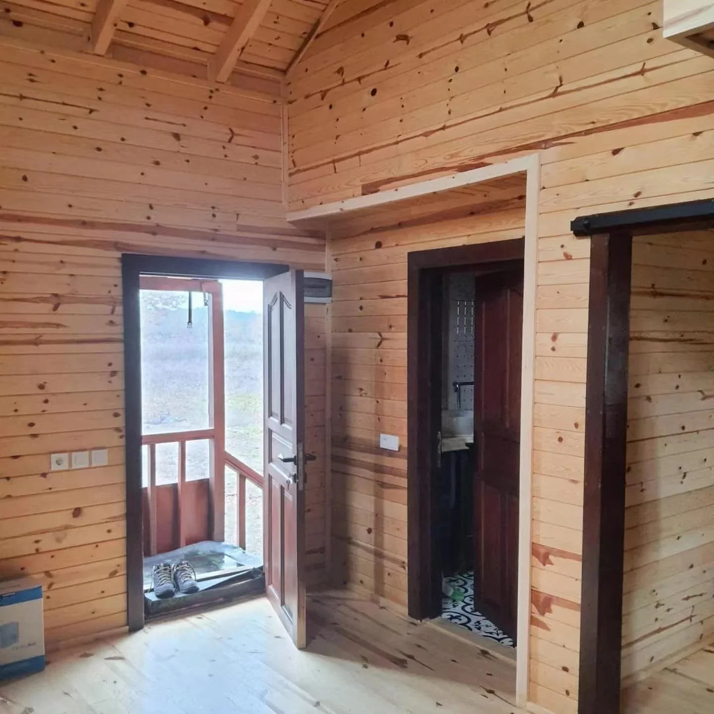 حار بيع تصميم جميل فيلا خشبية فاخرة سهلة التجميع الجاهزة وحدات المثلث حديقة المنزل المقصورة