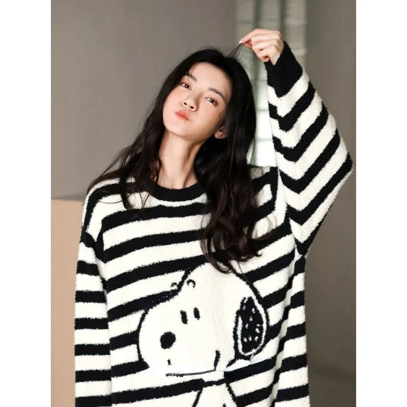 Ms. Snoopy\'s new cute cartoon pattern casual personality versatile striped soft, comfortable and warm coral velvet nightgown