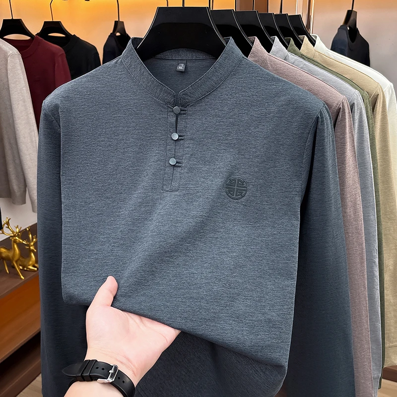 Herren-T-Shirt mit Mandarin-Kragen und langen Ärmeln, traditionelles Knopfdesign, Brustemblem, glatter, dehnbarer Stoff, modische Freizeit-Oberteile für Herren. – Detail 10