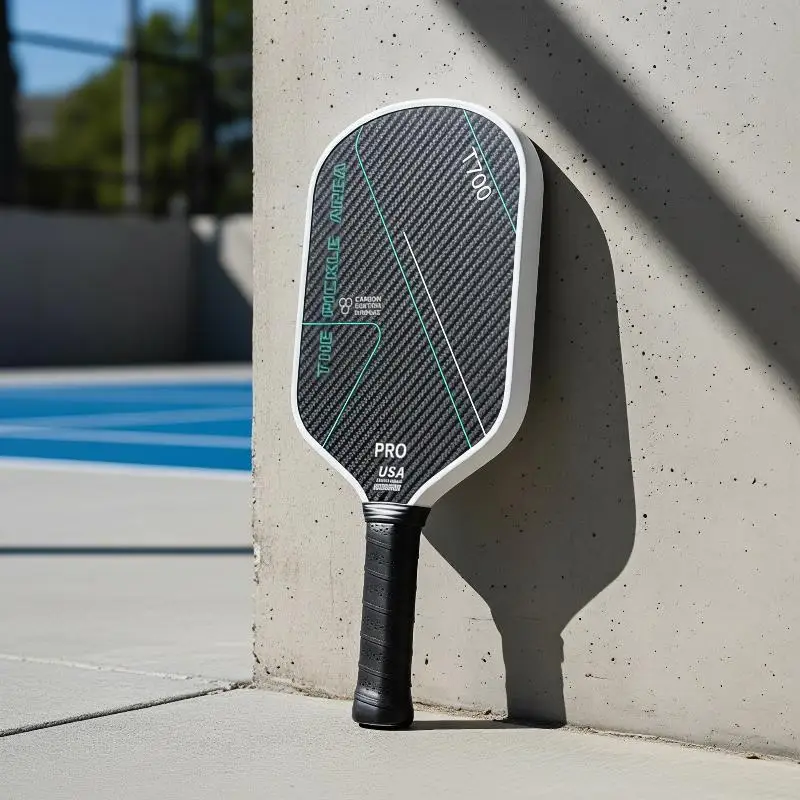 T700 Carbonfaser-Pickleball-Schläger-Set mit ergonomischem Griff, inklusive Aufbewahrungstasche und Bällen für das Heimtraining im Innenbereich. – Detail 7
