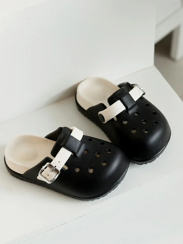 

Boys' color-blocking casual slippers are half packed with holes and no open toes, comfortable and can be worn outdoors