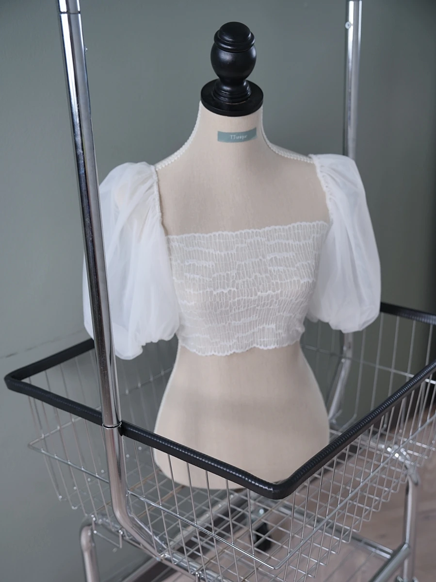 haut-court-en-dentelle-a-manches-bouffantes-design-polyvalent-et-pratique-pour-couvrir-les-bras-disponible-en-blanc-nude-et-noir-pour-femme-par-tt-unique
