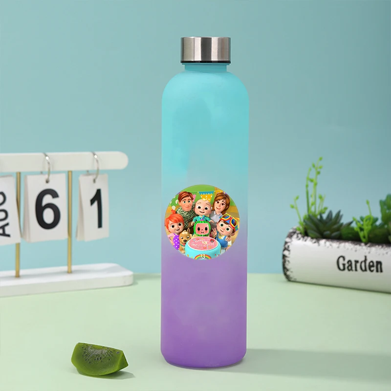 

900 мл бутылка для воды Cocomelons, питьевые фигурки с мультяшным принтом, спортивные чашки с маркером времени, портативные бутылки для мальчиков и девочек, рождественский подарок