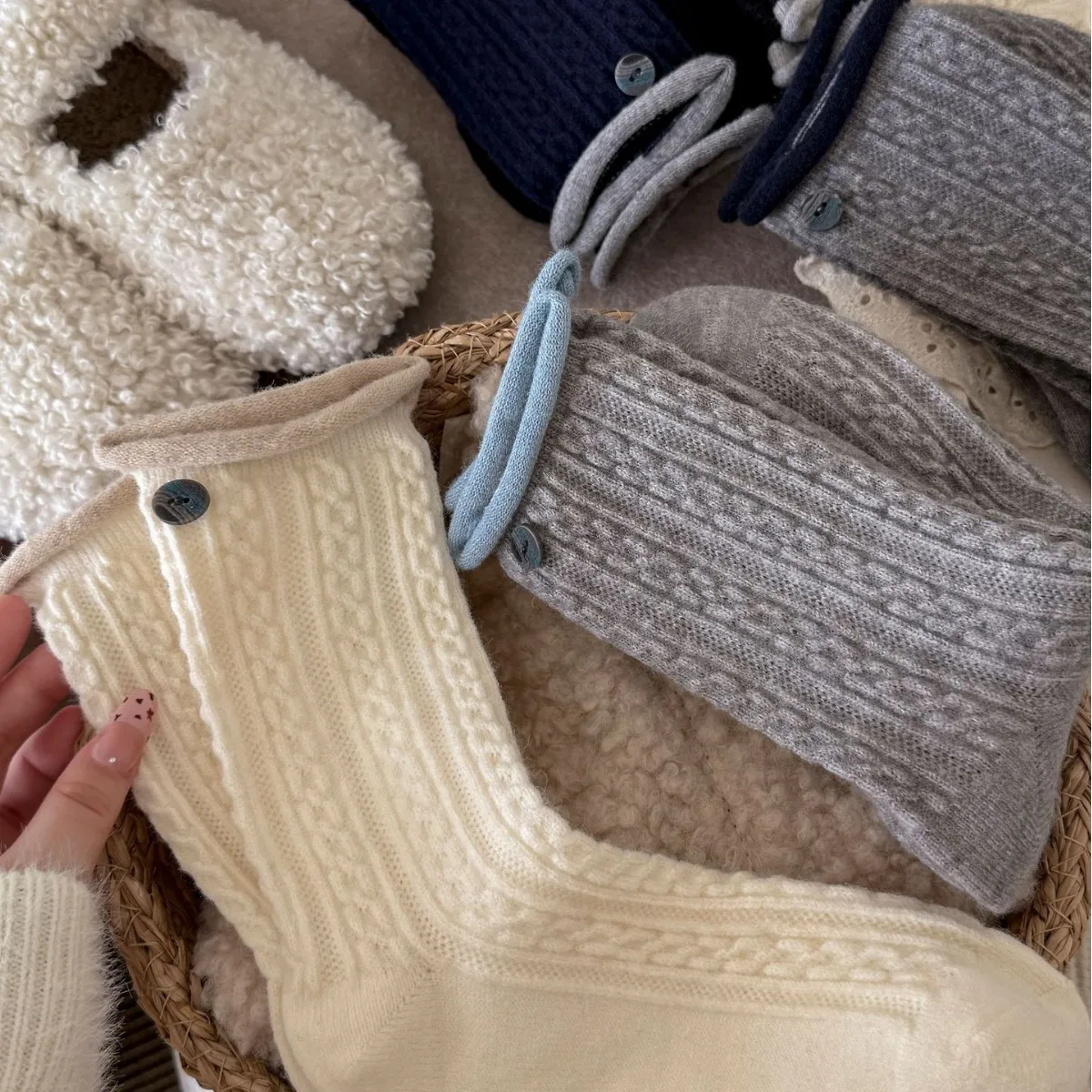 

Autumn Winter New Warm Fleece Wool Twist Medium Tube Socks Contrasting Colors Crimped Versatile Thickened Warm Stacking Socks