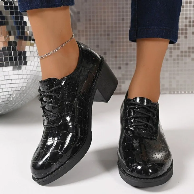 الدانتيل متابعة المتسكعون للنساء 2025 ربيع جديد النمط البريطاني فستان عالية الكعب المرأة مضخة براءات الاختراع والجلود الرقص حذا فردي للسيدات