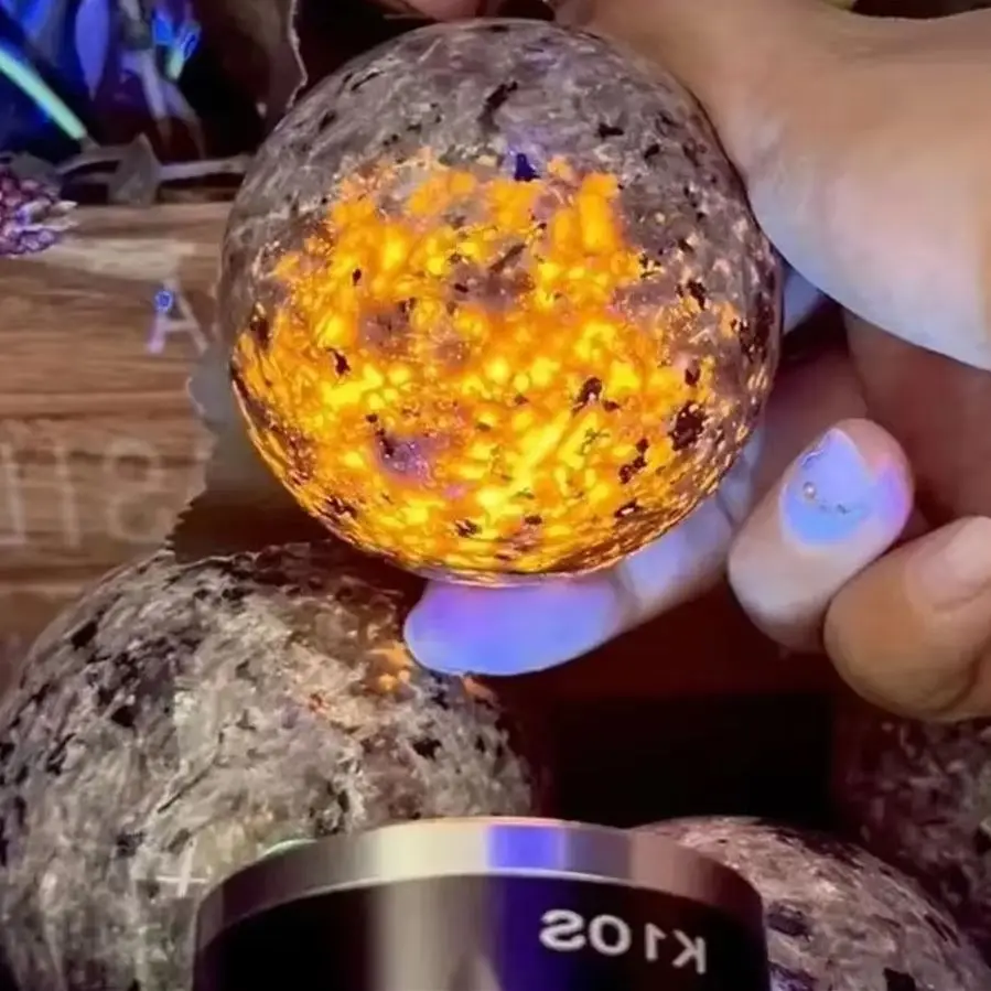 Natural Flame Stone Sodalite Glittery Healing Quartz Crystal Ball for Decoration Gemstones Gifts