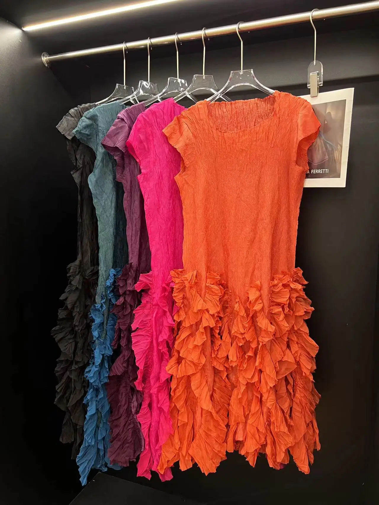 

Miyake плиссированные однотонные женские платья с короткими рукавами и круглым вырезом, новинка лета 2025 г., модная повседневная удобная юбка со сто дизайном