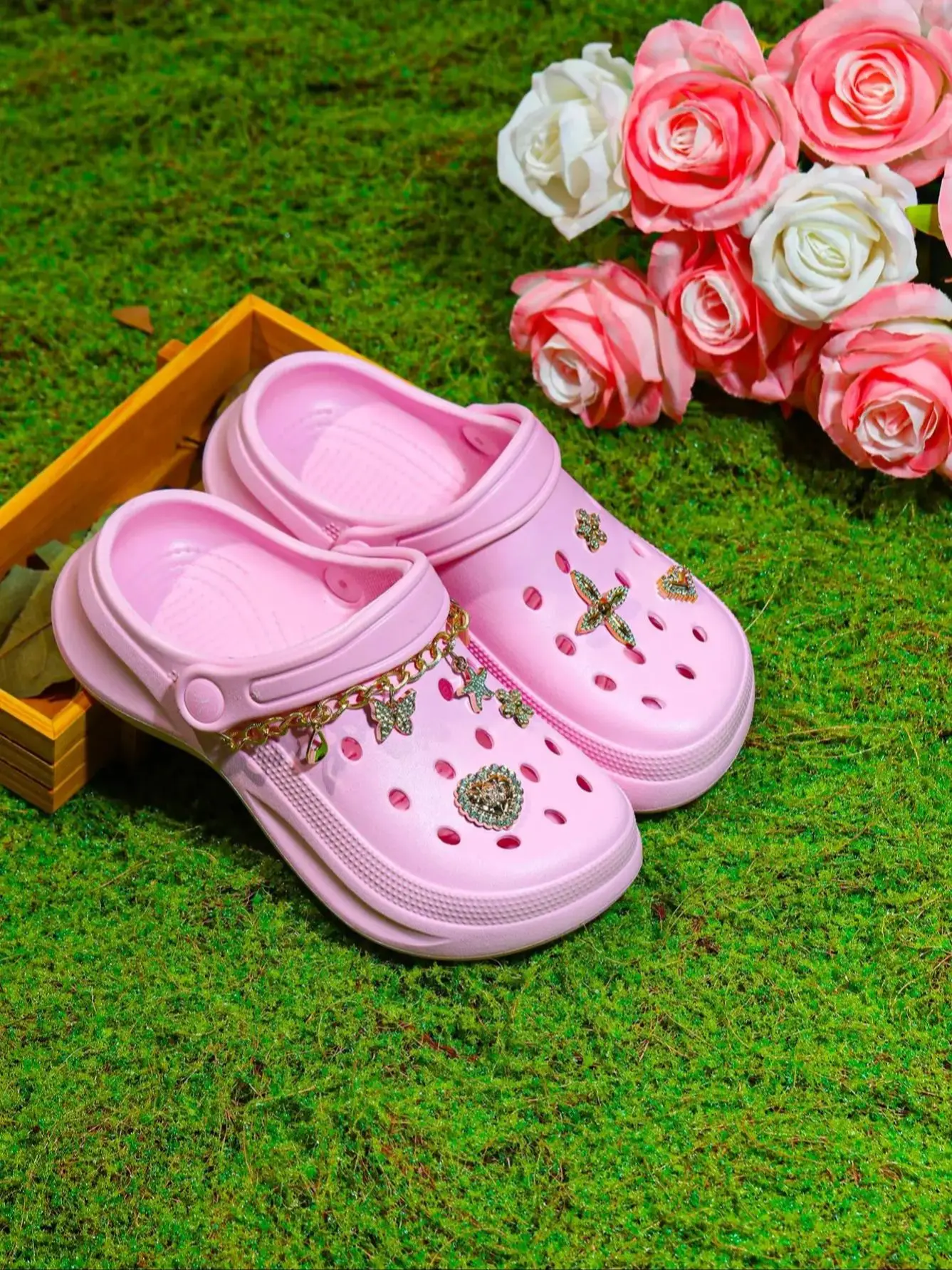 Sabots décontractés pour enfants à la mode avec chaîne papillon et accessoires en forme de cœur. Chaussures de jardin élégantes pour filles, à enfiler, 168
