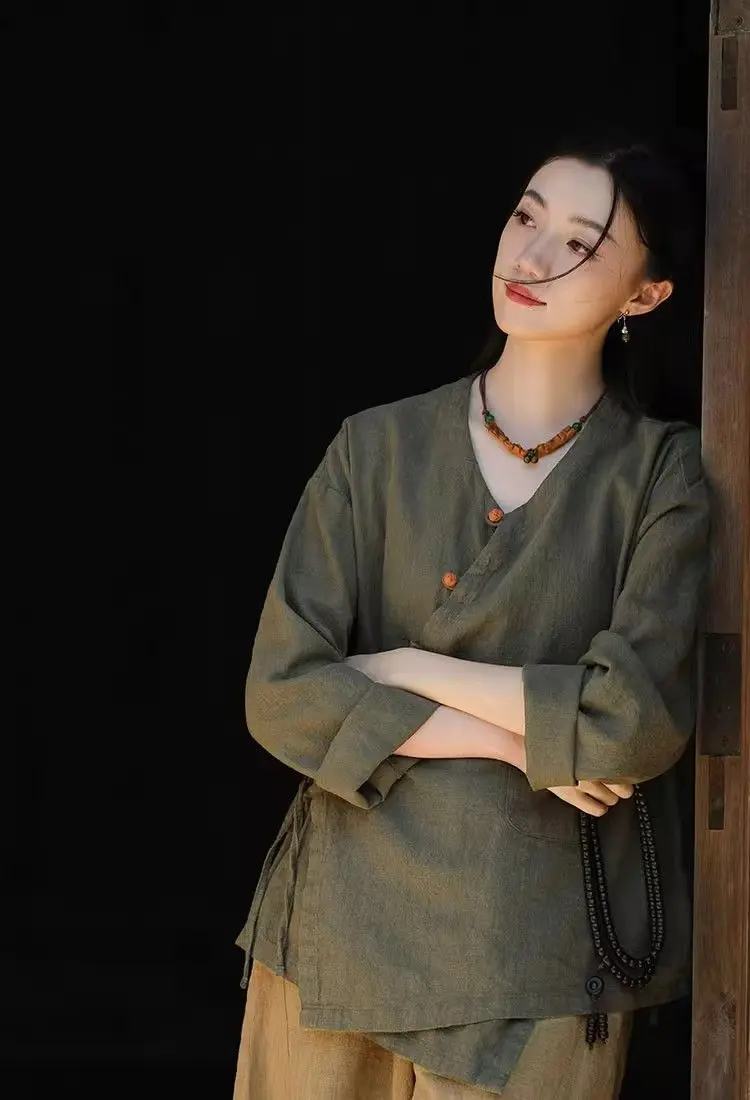 Neue chinesische Damenbekleidung: Locker geschnittenes Retro-Hemd mit schrägem Kragen, literarischer Retro-Cardigan aus Baumwolle und Leinen, Zen-Tea-Jacke – Detail 13