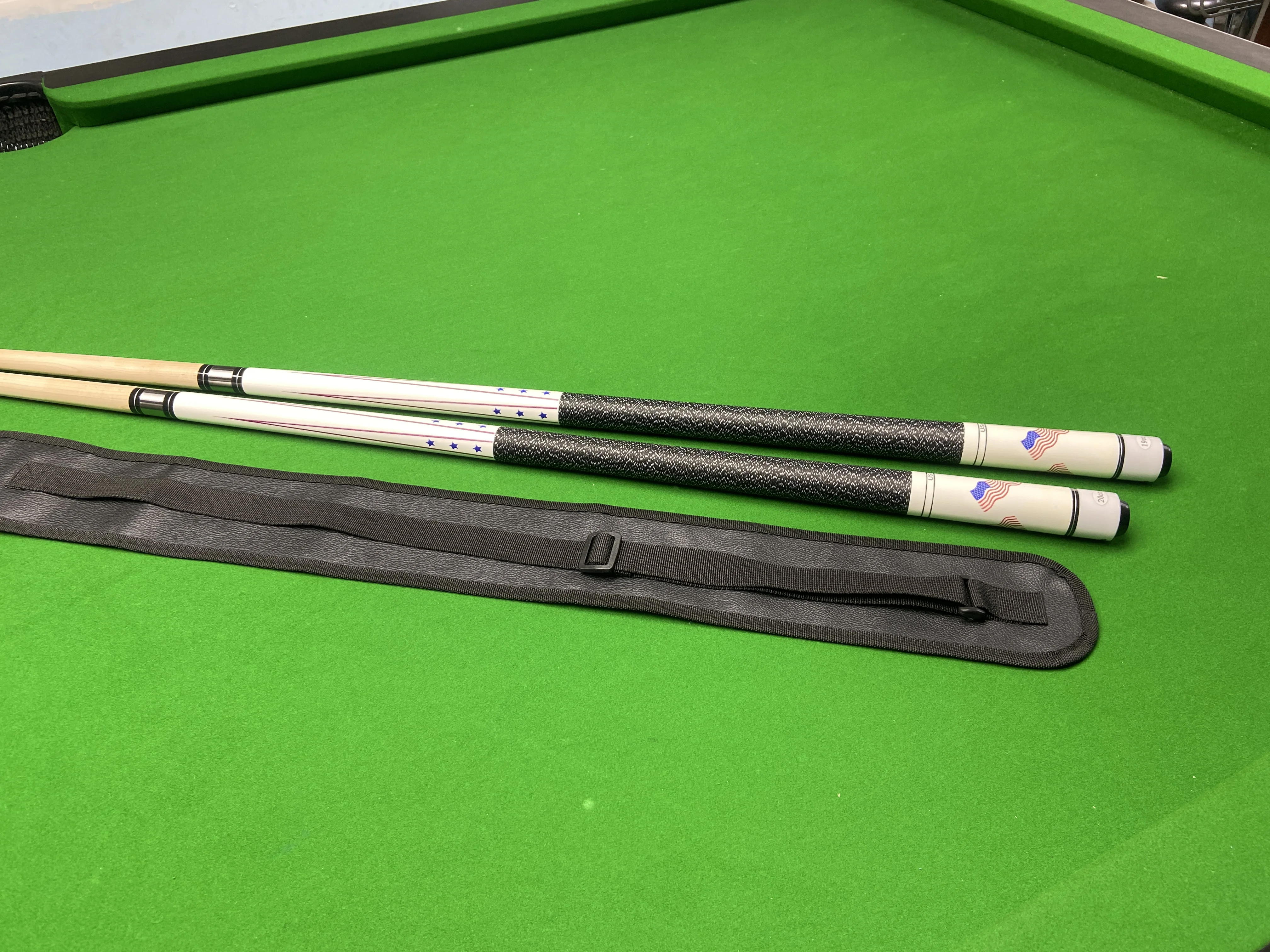 High Quality Maple Wood Billiards Cue Stick for Nine Ball and Carom Billiards with 13mm Tip and USA Flag Design