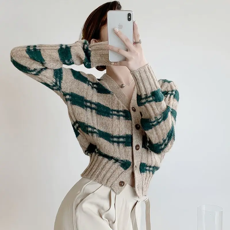 2025 가을 신상 레트로 브이넥 스트라이프 컬러 블록 니트 스웨터 코트 여성용 숏 디자인 탑