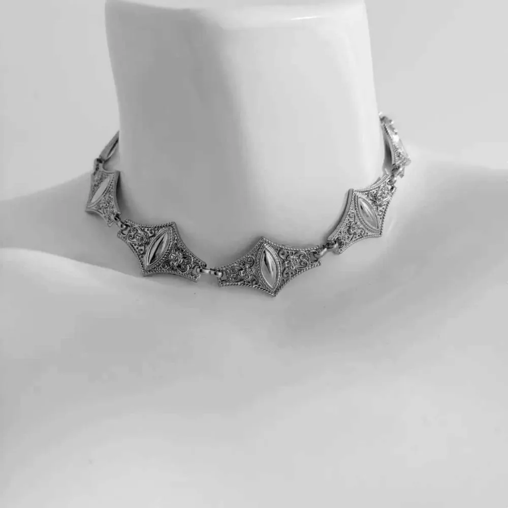 Image of Boho Western Vintage Blumenmuster Graviertes Design Choker Silberfarbene Halskette für Männer und Frauen Übertriebener Punk Alltags- und Party-Schmuck