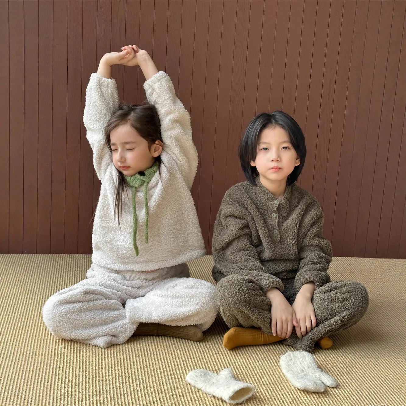 مجموعة ملابس منزلية مخملية دافئة للأولاد والبنات، الطبعة الكورية، ملابس منزلية مخططة لاصقة ومريحة للأطفال #4
