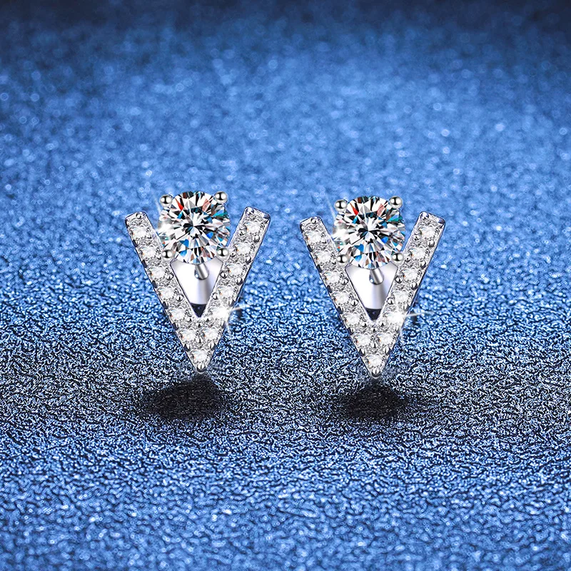 D color moissanite earrings women's geometric V-shaped earrings 50 points moissanite earrings platinum PT950 mark