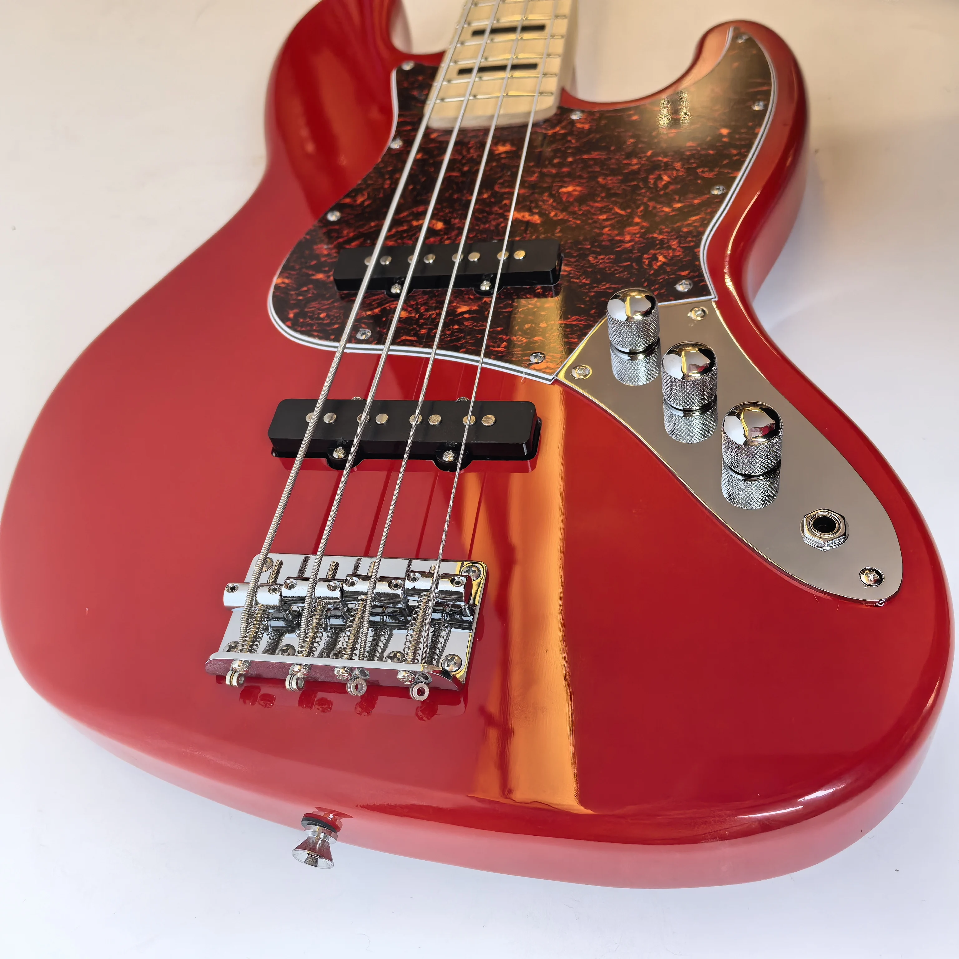 

Factory direct sales,red bass with red panel JB bass, spot, customizable.Sycamore wood body, maple wood head。