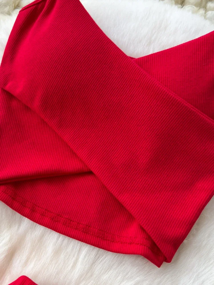 ชุดเซ็ต 2 ชิ้นสำหรับผู้หญิง สไตล์เซ็กซี่สำหรับฤดูร้อน เสื้อครอปแขนกุดคอวีสีพื้น และกระโปรงยาวผ่าข้างเอวสูงยืดหยุ่น