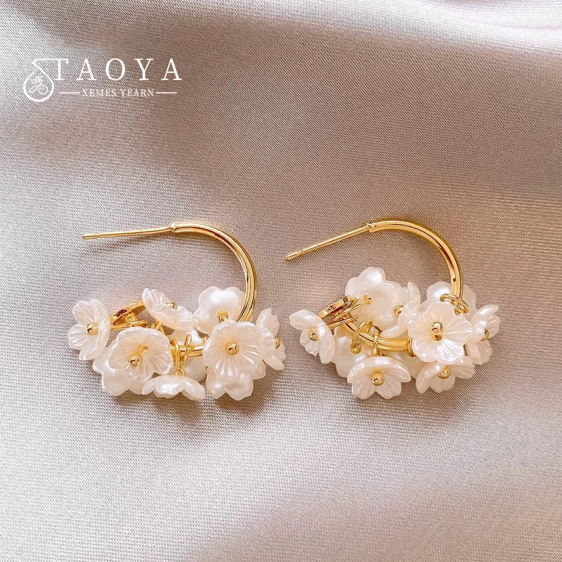 White Flower C Shape Hoop Earrings Elegant Gold Plated Floral Ear Hoops For Romantic Women Jewelry for Wedding Daily Party Wear