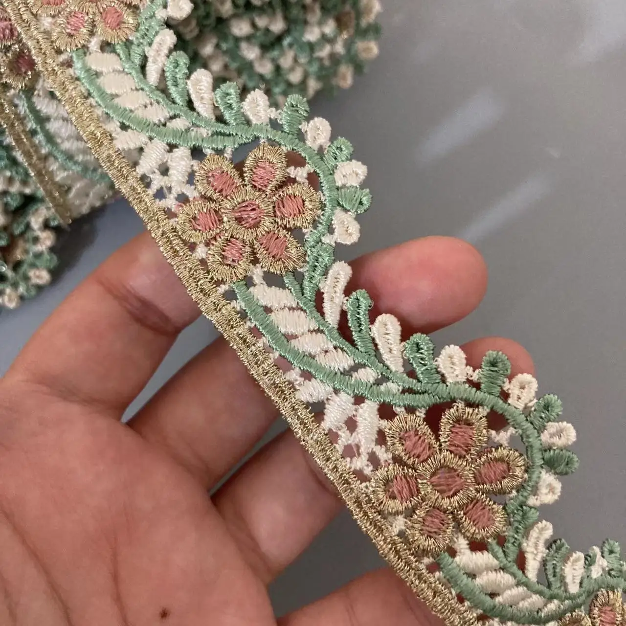 1 Yard 3.3cm Four Colors Gold Thread Water Soluble Lace Trims Ribbon Embroidery Garment Hollow Embroidery Accessories Webbed