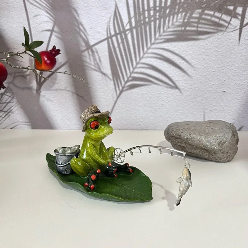 Resin Fishing Frog Figurine with Straw Hat Cute Animal Statue on Leaf Desktop Ornament Home Garden Tabletop Decoration