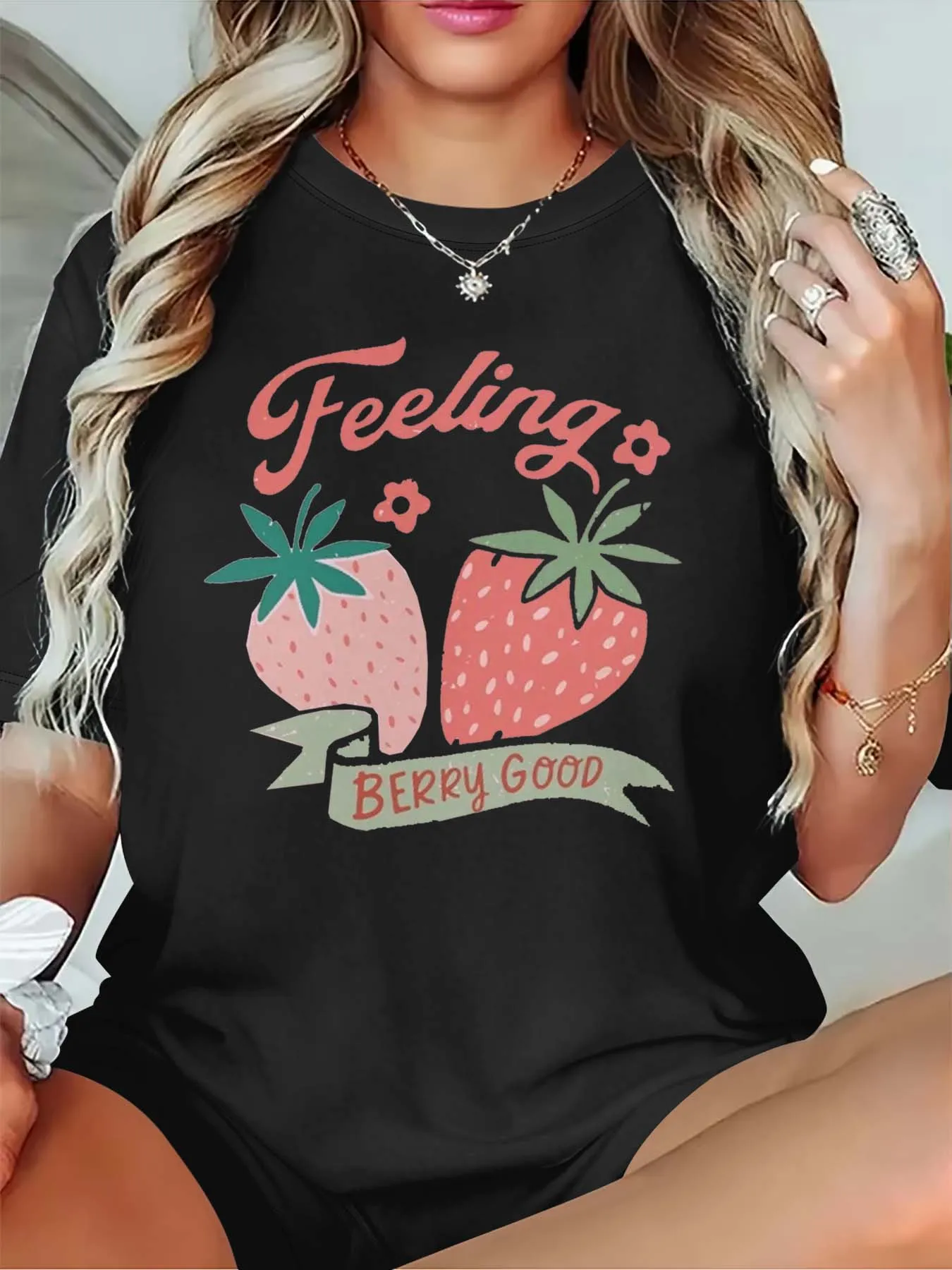 Plus Size Feeling Berry Good Strawberry Themed T-shirt voor vrouwen die zoete en stijlvolle vibes omarmen