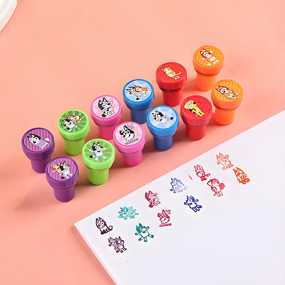 Bluey Bingo Seal Toys أنيمي الشكل الكعك محظوظ الجوارب لطيف الكلب الملونة الطباعة ختم البريد هدية عيد ميلاد للأطفال