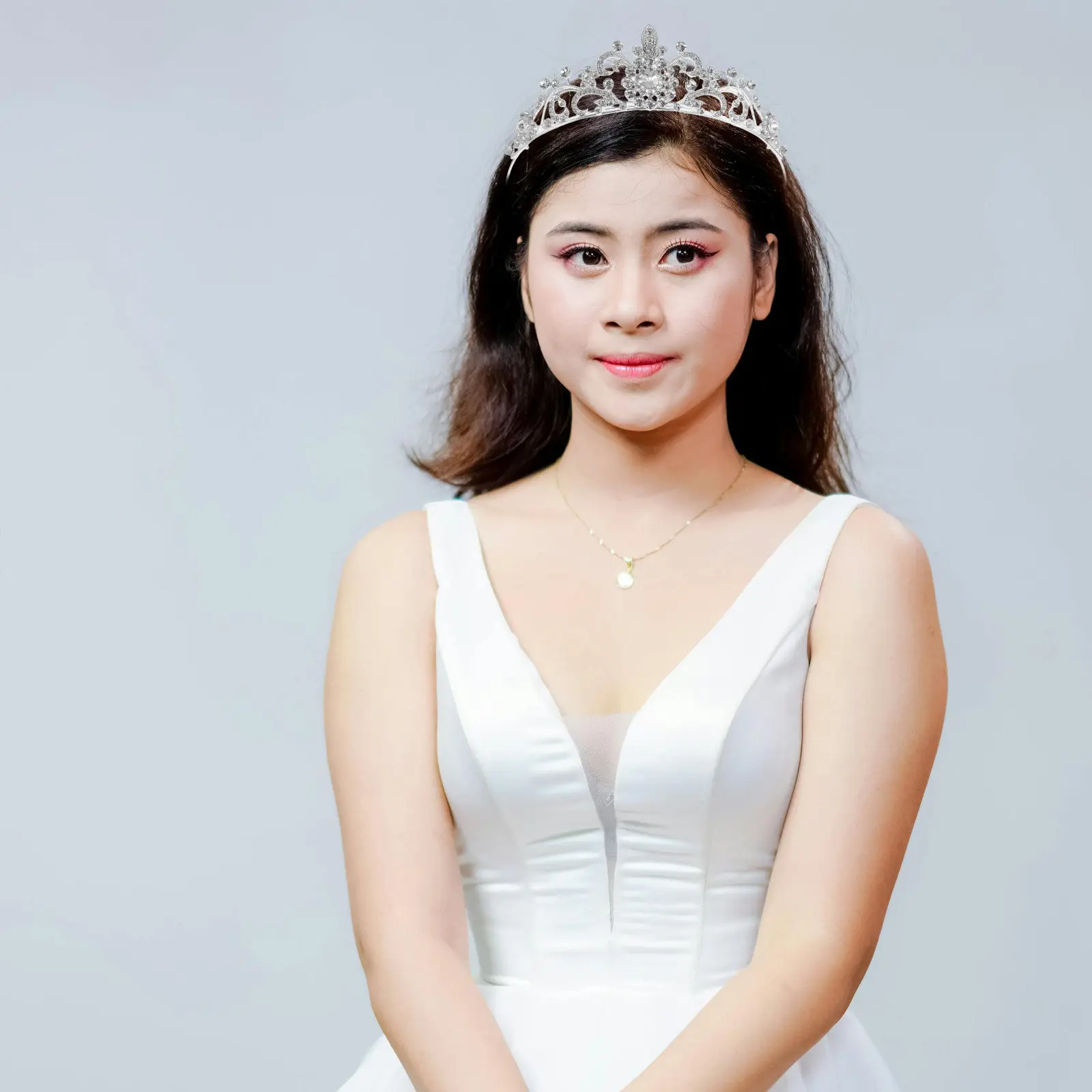 Bridal Tiara Wedding Headpiece Rhinestone Sparkle Crown Hair Jewelry for Bride Elegant Comfort Fit Universal Style Timeless