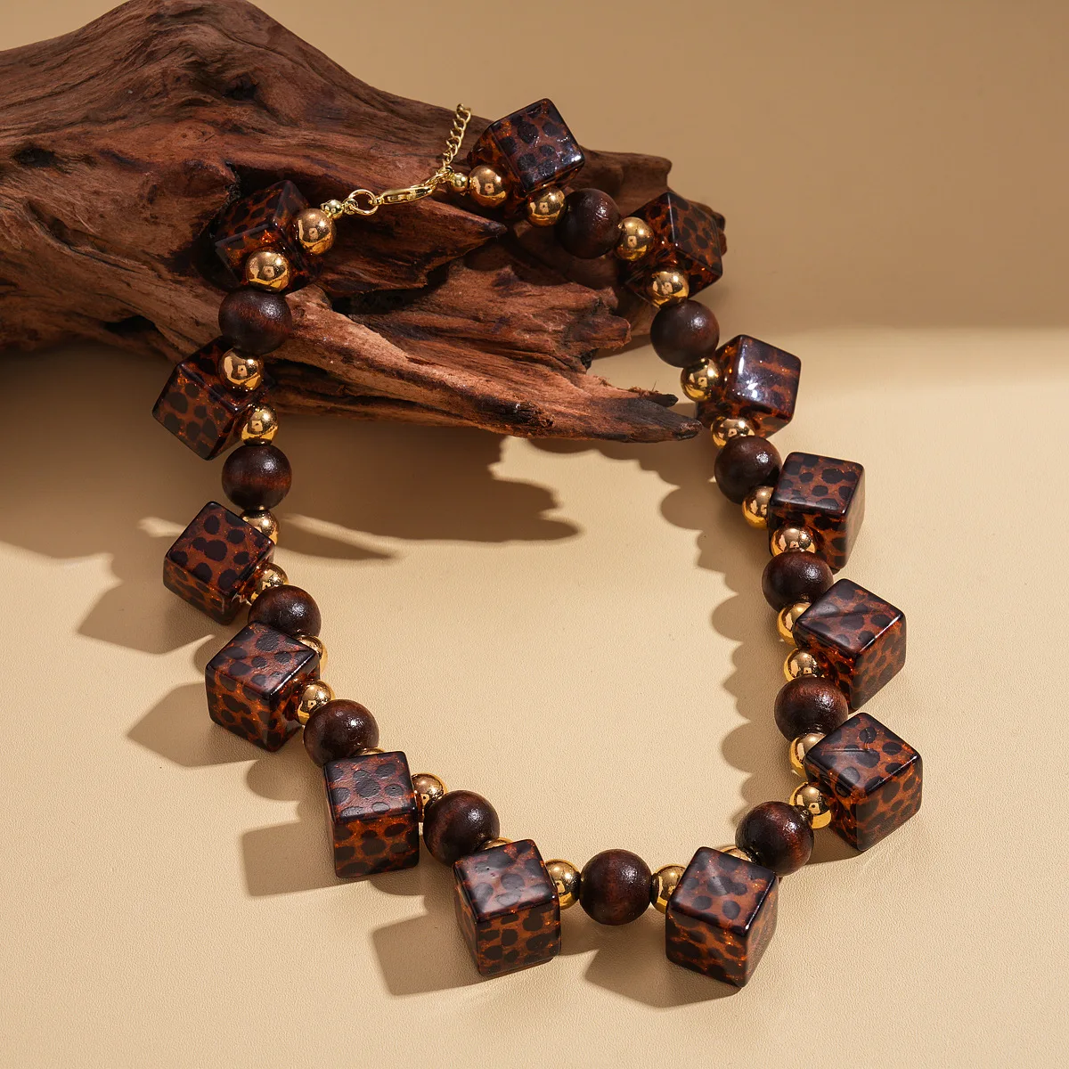 

Fashion Personality Resin Leopard Print Bead Necklace for Women Winter Wooden Brown Acrylic Chokers Jewelry Accessories