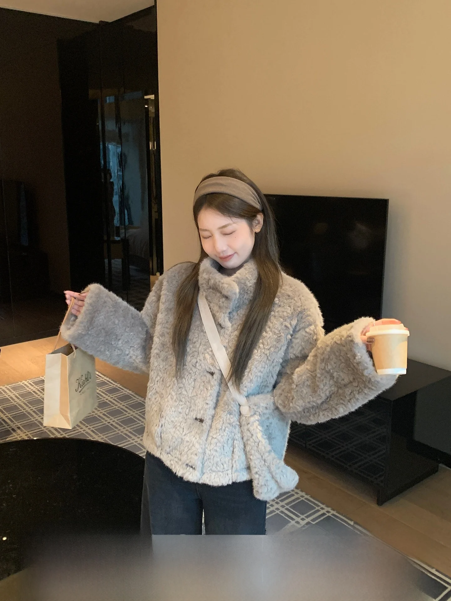 

Женское пальто из тонкого меха ягненка с воротником-стойкой и застежкой на пуговицы из кожи и меха, теплое повседневное пальто из полиэстера...